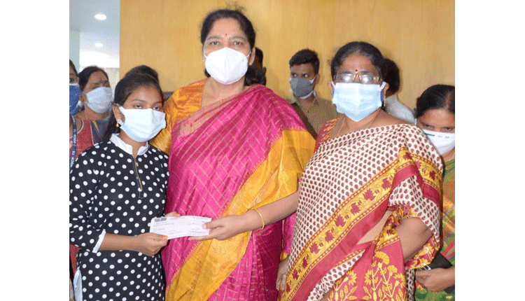 బాధిత కుటుంబానికి చెక్‌ను అందజేసిన మంత్రి సత్యవతి