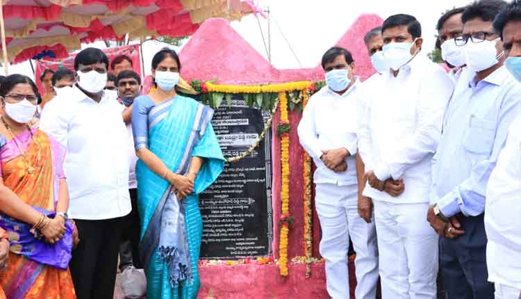 కుల్కచర్లలో అభివృద్ధి పనులను ప్రారంభించిన మంత్రి