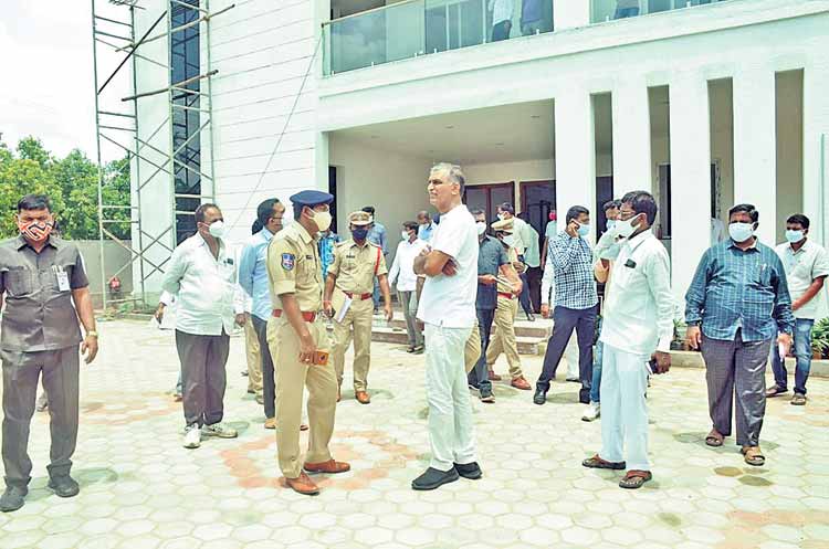 పాలనా సౌలభ్యానికే సమీకృత భవనాలు