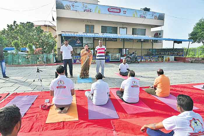 పాఠశాలల్లో విద్యార్థులకు యోగా విద్య