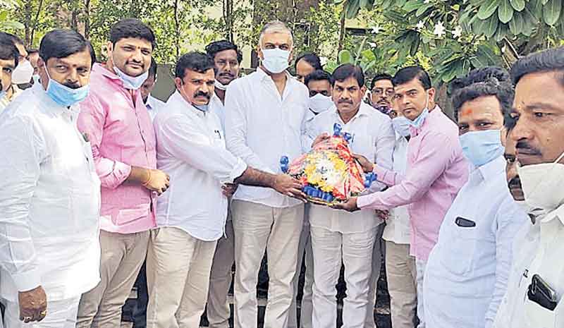 మంత్రి హరీశ్‌రావును కలిసినటీఆర్‌ఎస్‌ నాయకులు