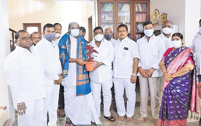 భూపాల్‌రెడ్డిని సన్మానించిన జిల్లా ప్రజాప్రతినిధులు