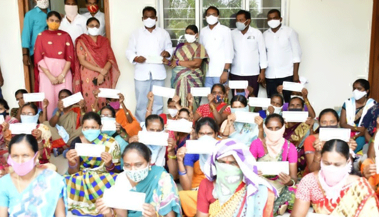 సంక్షోభంలోనూ సంక్షేమానికి పెద్దపీట