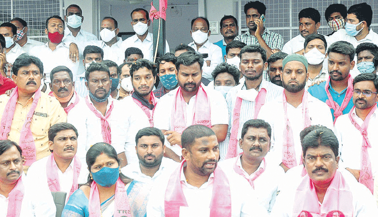 ఈటల తిన్నింటి వాసాలు లెక్కపెట్టే రకం