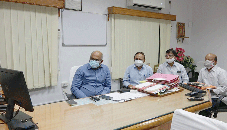 ప్రాజెక్టుల పురోగతిపై సమీక్ష