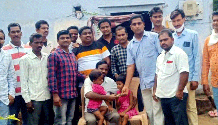 బాల్యమిత్రుల ఔదార్యం