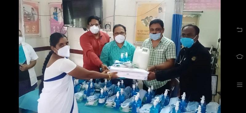 వైద్య సిబ్బందికి పీపీఈ కిట్లు అందజేత