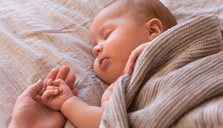 సంగారెడ్డి జిల్లాలో దవాఖాన బయటే గర్భిణి ప్రసవం