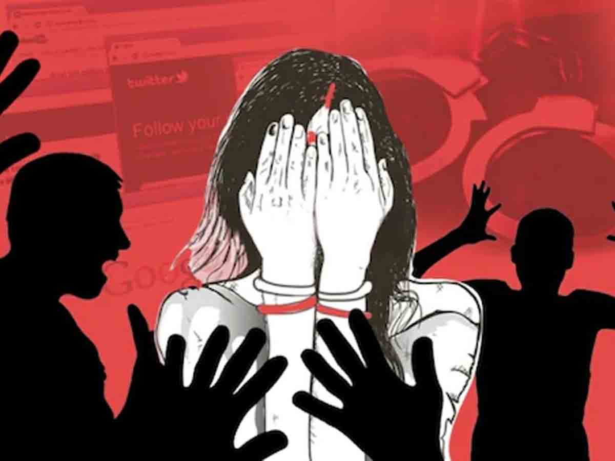 లైంగిక వేధింపుల నుంచి తప్పించుకునేందుకు.. బస్సు నుంచి దూకిన మహిళ