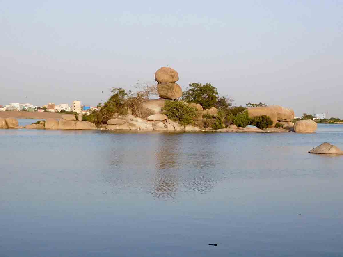 శామీర్‌పేట్‌ చెరువులో దూకి ఇద్దరు వైద్యుల ఆత్మహత్య