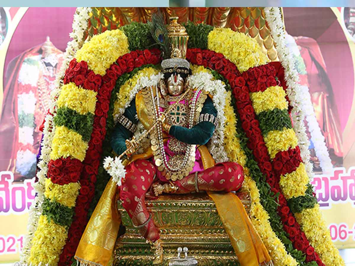 వేణుగోపాల స్వామి అలంకారంలో శ్రీ ప్రనన్న వేంకటేశ్వరుని దర్శనం