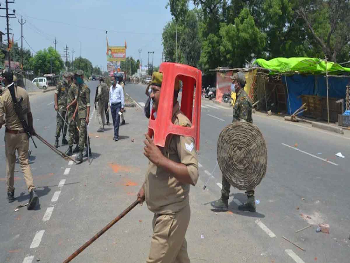ర‌క్ష‌ణ కోసం త‌ల‌పై ప్లాస్టిక్ కుర్చీ, త‌ట్ట‌.. న‌లుగురు పోలీసులు స‌స్పెండ్‌