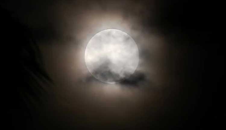 క‌నువిందు చేసిన స్ట్రాబెర్రీ మూన్‌..!