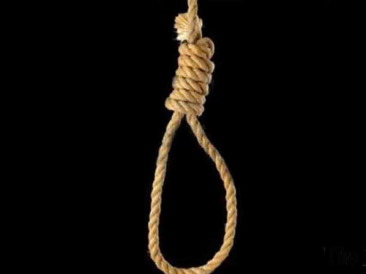 పోలీస్ కంట్రోల్ రూమ్ లో ఫ్యాన్ కు ఉరేసుకున్నహెడ్ కానిస్టేబుల్