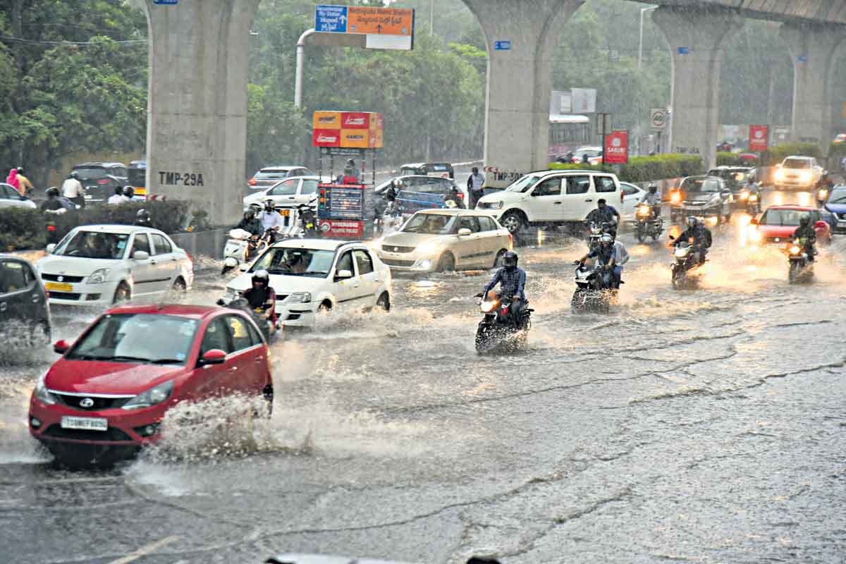 ద్రోణి ప్రభావంతో విస్తారంగా వర్షాలు
