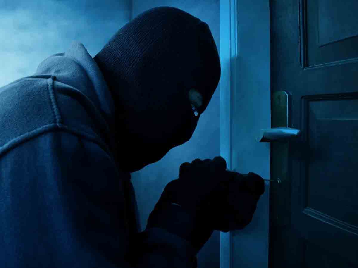 వజ్రాల వ్యాపారి ఇంట్లో చోరీ : రూ. 40 లక్షల విలువైన వజ్రాలు అపహరణ