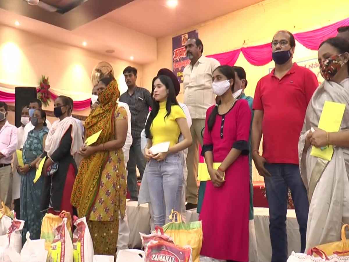 క‌రోనాతో పేరెంట్స్‌ను కోల్పోయిన పిల్ల‌ల‌కు వ్యాపారుల స‌హాయం