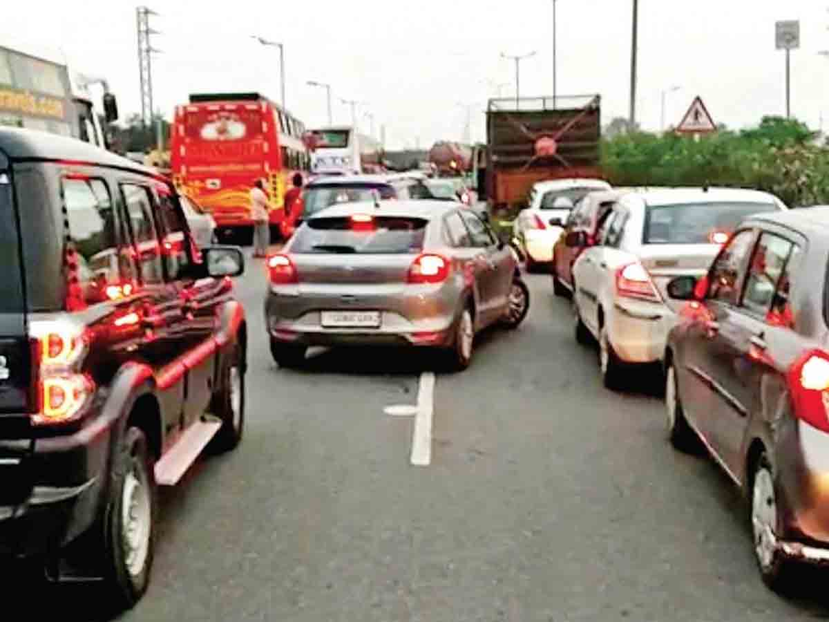 గూడూరు టోల్‌ప్లాజా వద్ద భారీగా ట్రాఫిక్ జామ్
