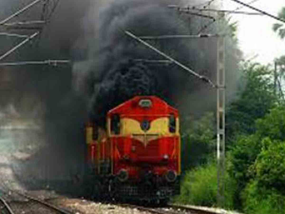 నాందేడ్‌-ఆదిలాబాద్‌ ఇంటర్‌ సిటీ రైలు ఇంజిన్‌లో పొగలు