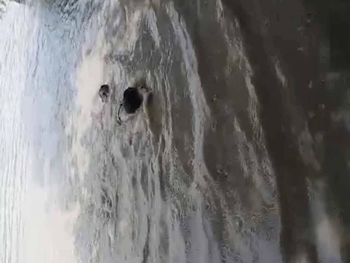 కాలువ‌లో మునిగిపోతున్న వ్య‌క్తిని కాపాడిన పోలీస్