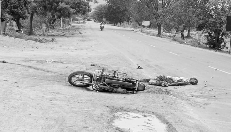 బైక్‌ను ఢీ కొట్టిన లారీ..వీఆర్‌ఏ మృతి