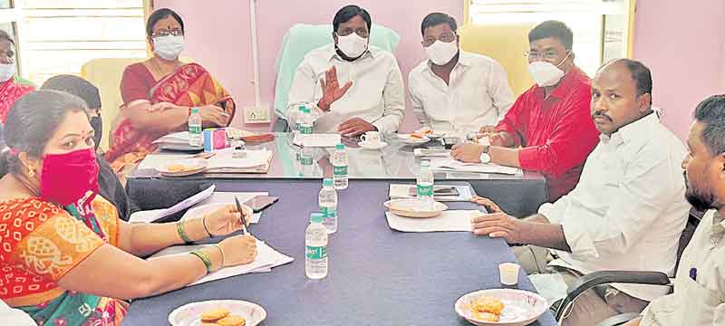 పట్టణాన్ని ఆదర్శంగా తీర్చిదిద్దుతాం