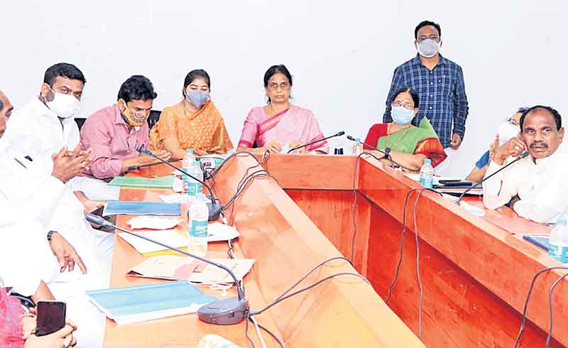 4ం లక్షల మొక్కలు నాటాలి