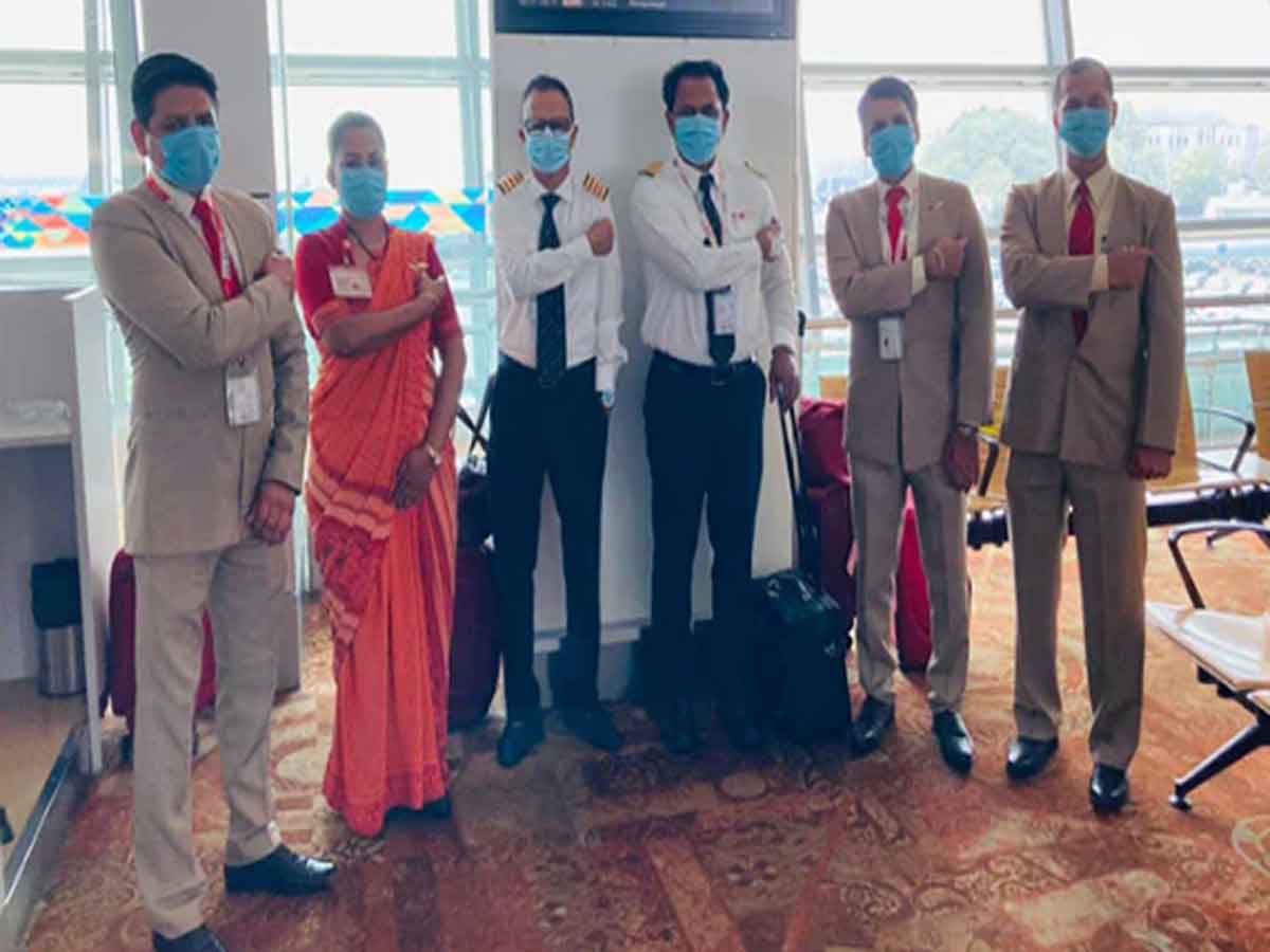 టీకాలు తీసుకున్న‌ క్రూతో తొలి అంత‌ర్జాతీయ విమానం