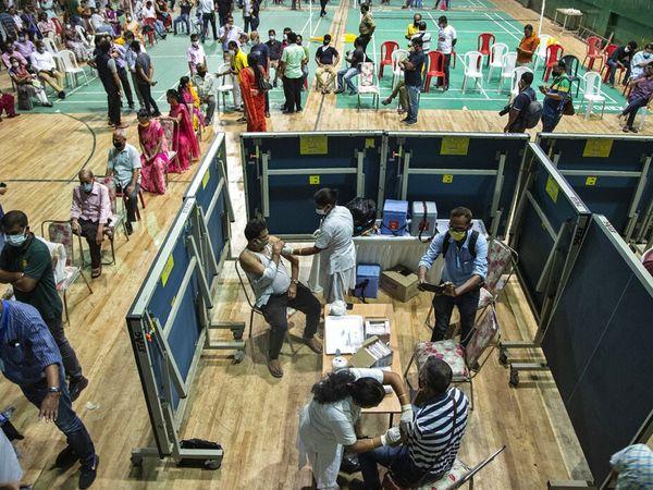 ఇంటింటికీ వ్యాక్సినేష‌న్ సాధ్యం కాదు : కేంద్రం