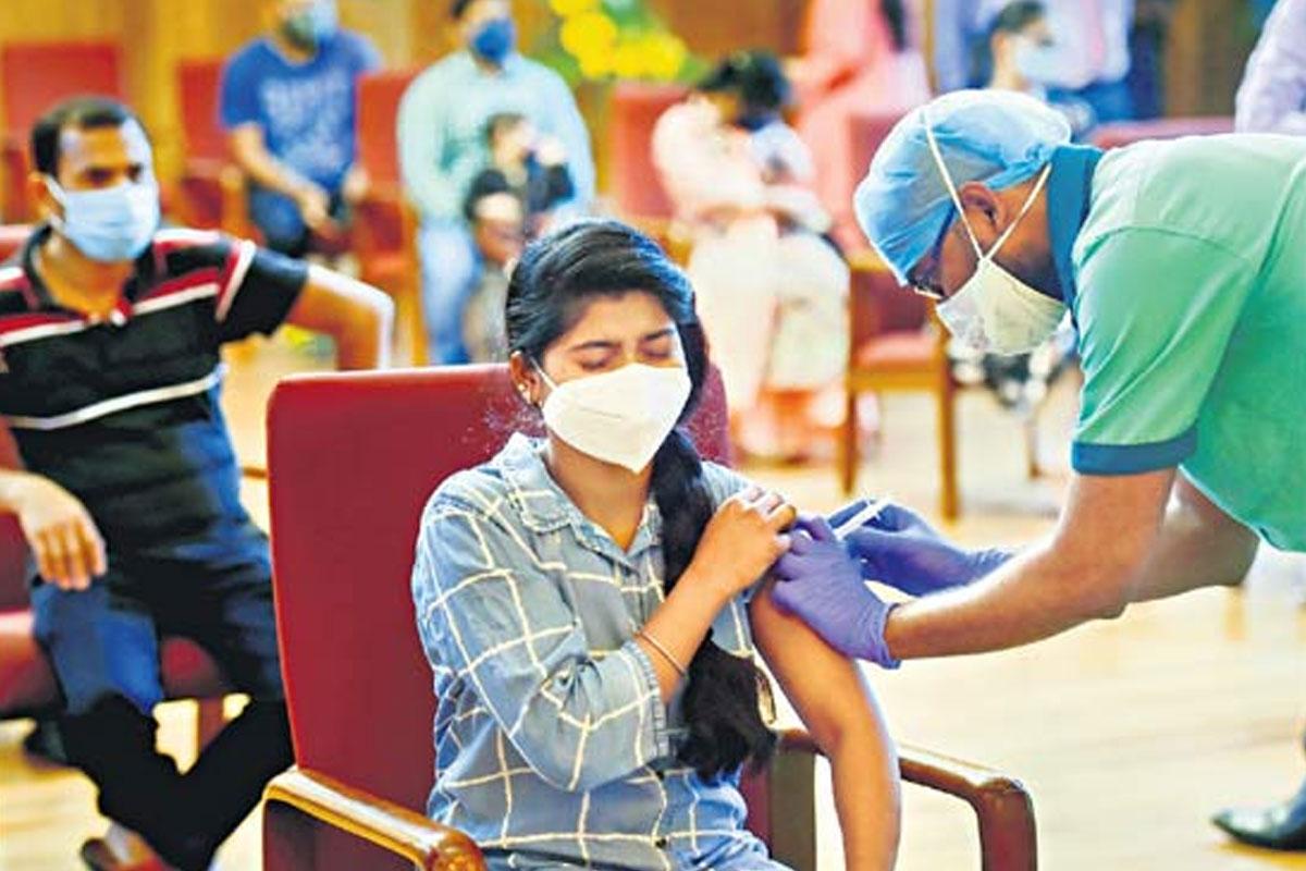 నగరంలో మరో అతిపెద్ద వ్యాక్సినేషన్‌ డ్రైవ్‌.. భారీగా రద్దీ