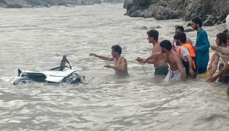 సింధునదిలోకి దూసుకెళ్లిన వ్యాను.. 17 మంది మృతి!