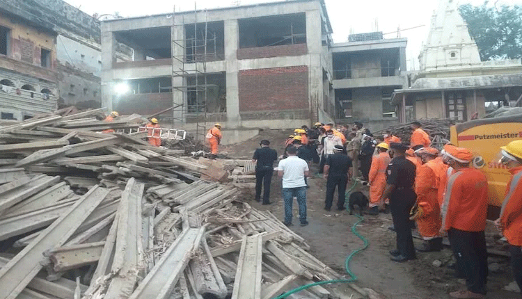 కుప్ప‌కూలిన పురాత‌న భ‌వ‌నం.. ఇద్ద‌రు వ‌ల‌స కార్మికులు మృతి