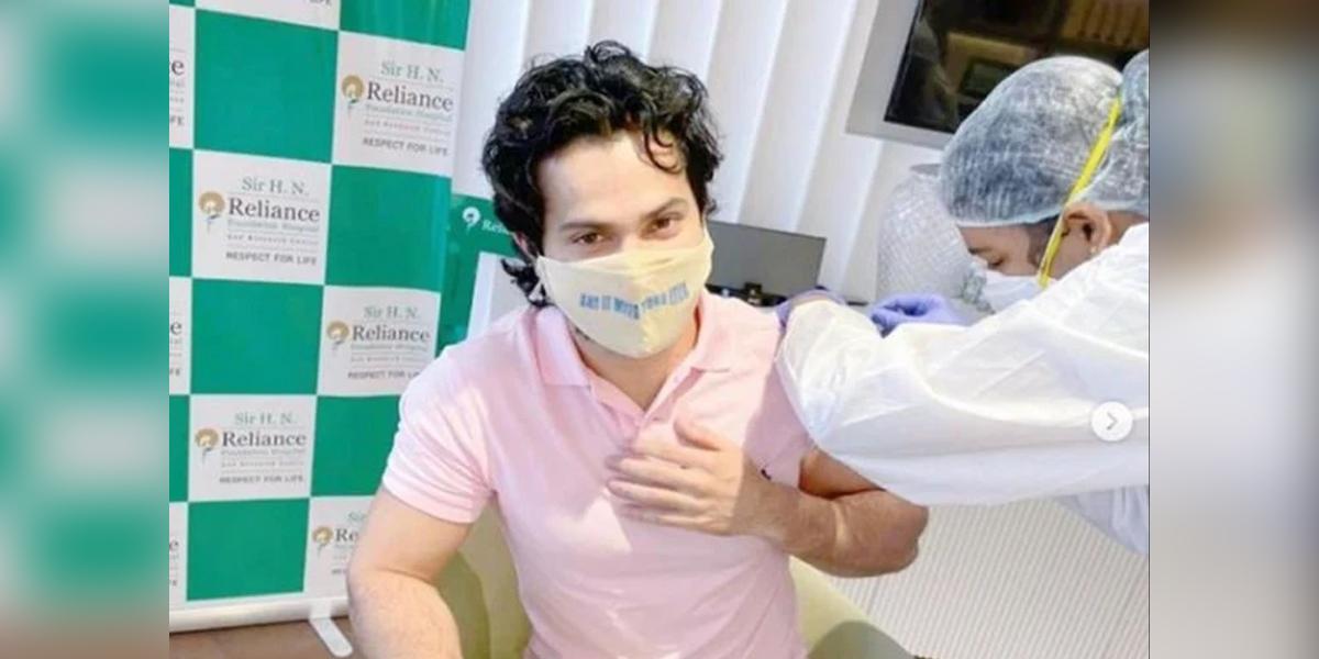 కరోనా టీకా తీసుకున్న బాలీవుడ్‌ నటుడు వరుణ్‌ ధావన్‌