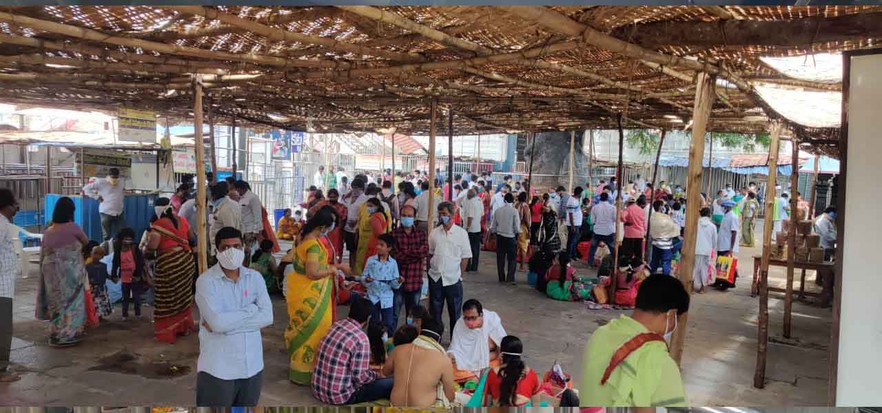 వేములవాడ రాజన్న ఆలయంలో భక్తుల రద్దీ