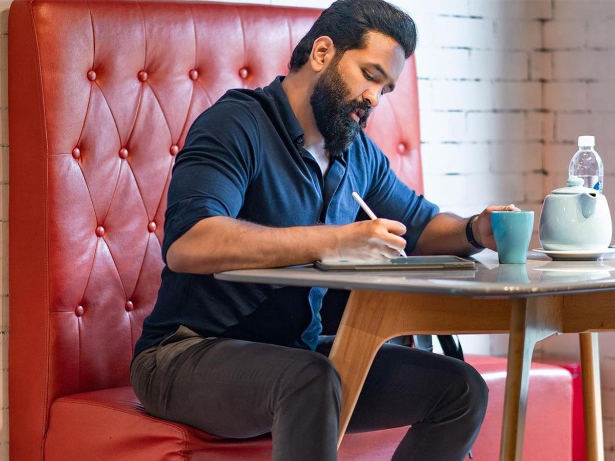 Maa Elections |  ఈవీఎంలపై నమ్మకం లేదని లేఖ రాసిన మంచు విష్ణు