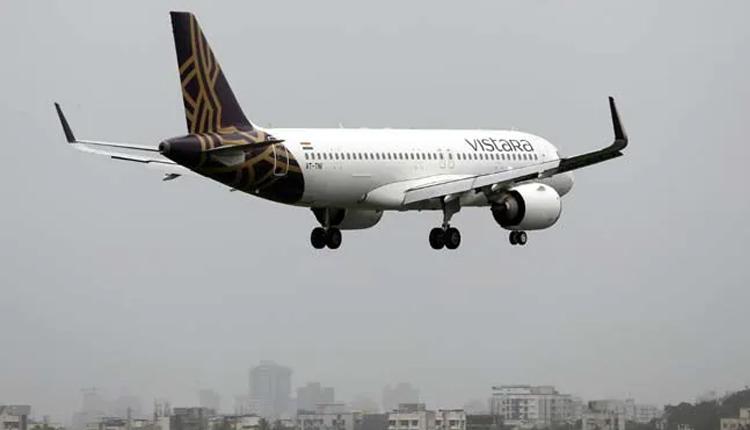 విమానంలో కుదుపులు.. ముగ్గురికి గాయాలు