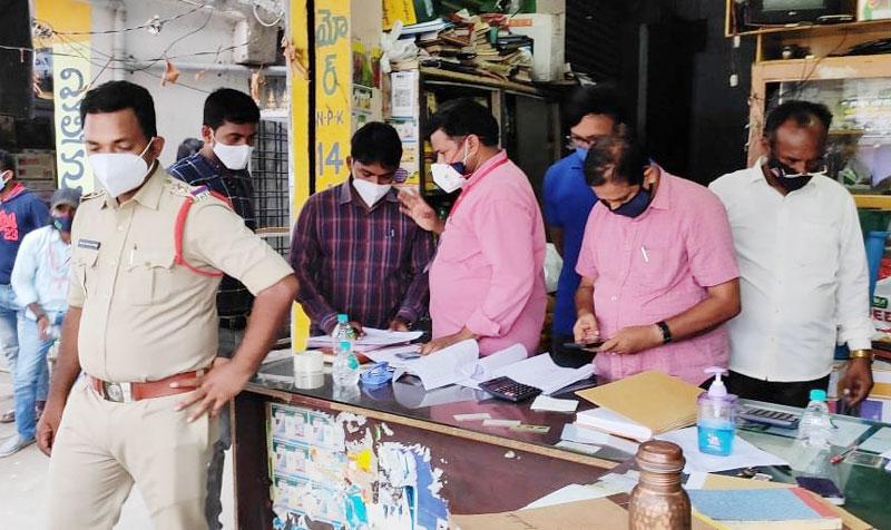 విత్తన షాపుల్లో టాస్క్‌ఫోర్స్‌ తనిఖీలు