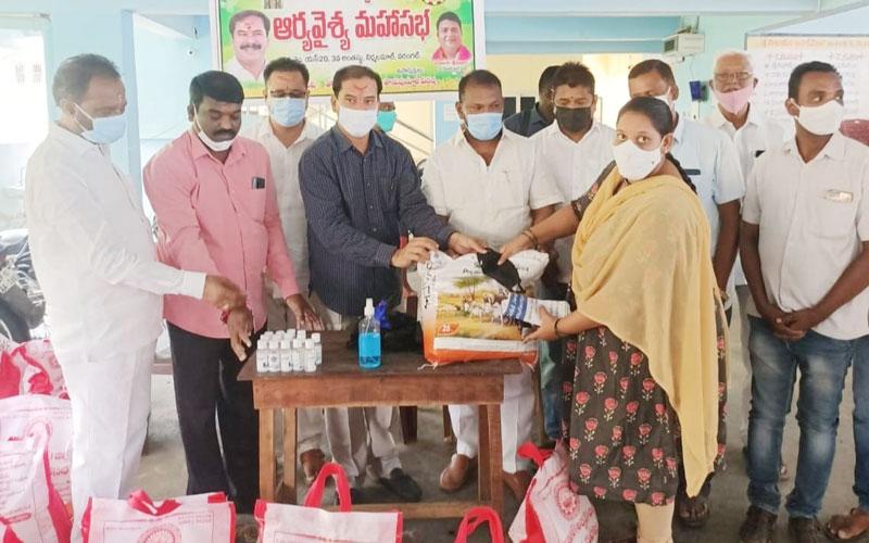 పేద కుటుంబాలను ఆదుకోవాలి
