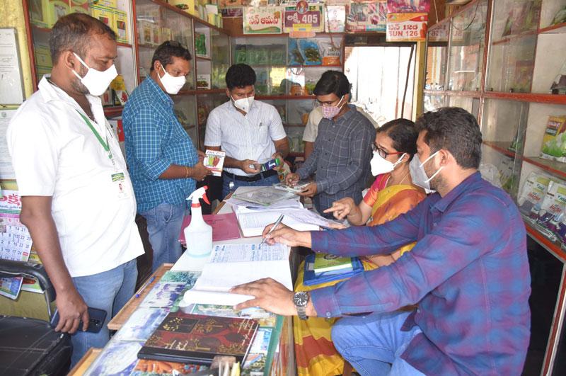 విత్తనాల షాపుల్లో తనిఖీలు