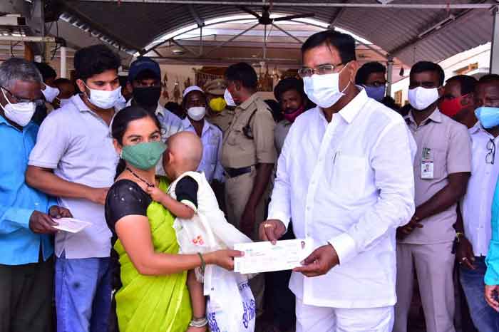 సీఎంఆర్‌ఎఫ్‌ చెక్కులు పంపిణీ