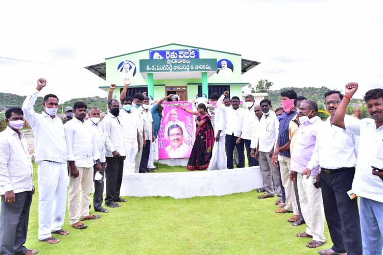 రైతు బాంధవుడికి క్షీరాభిషేకం