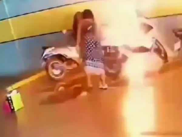 బాయ్‌ఫ్రెండ్ బైక్‌కు నిప్పుపెట్టిన మాజీ ప్రేయ‌సి