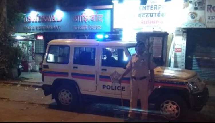 ఇరుగుపొరుగు వేధిస్తున్నార‌ని కొడుకుతో స‌హా మ‌హిళ ఆత్మ‌హ‌త్య‌..!