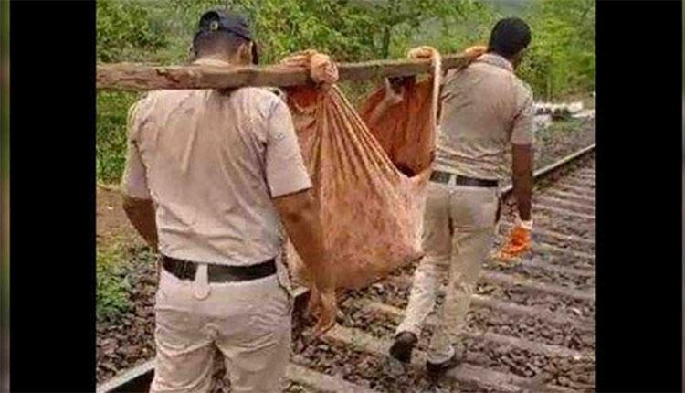 గాయ‌ప‌డిన మ‌హిళ‌ను 4 కిలోమీట‌ర్లు మోసుకెళ్లిన పోలీసులు