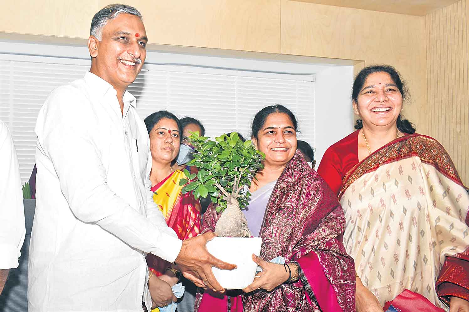 అతివ ఆకాశమంత.. ఆడబిడ్డల ఆత్మగౌరవాన్ని పెంచిన సీఎం కేసీఆర్‌