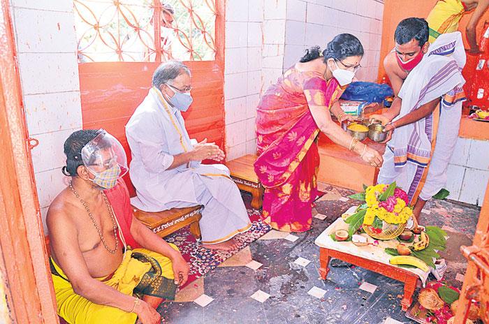 వైభవంగా స్వామి వారి నిత్య కల్యాణం