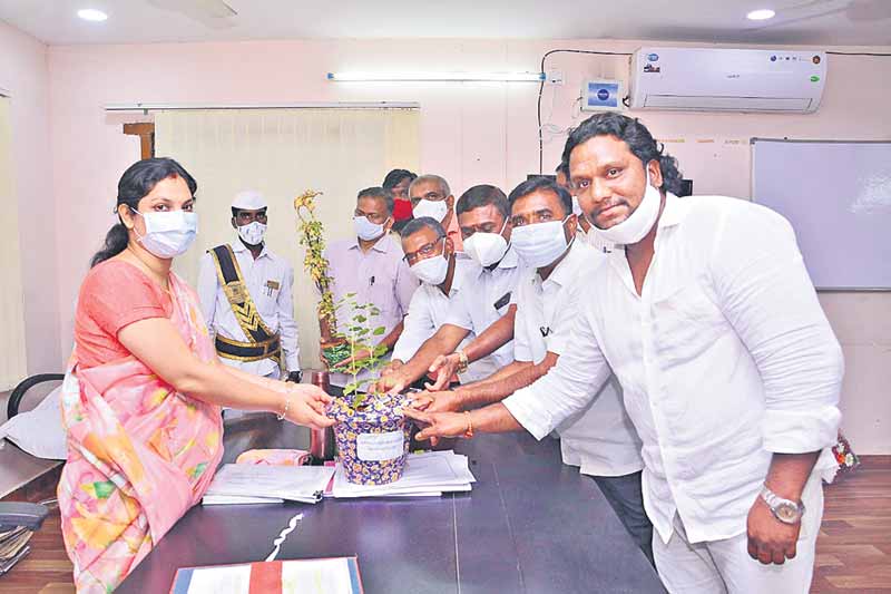 అధికారులందరూ జిల్లా కేంద్రంలోనే ఉండాలి