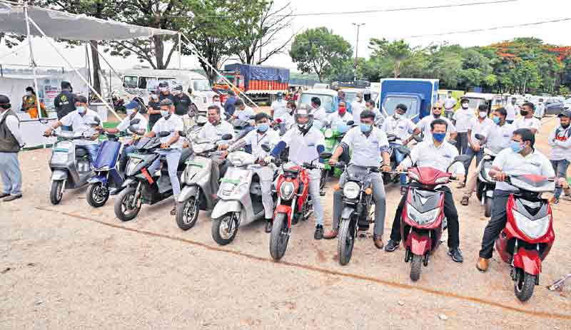 ఇంజిన్‌ తీసేద్దాం.. ఈవీకి మారుదాం..