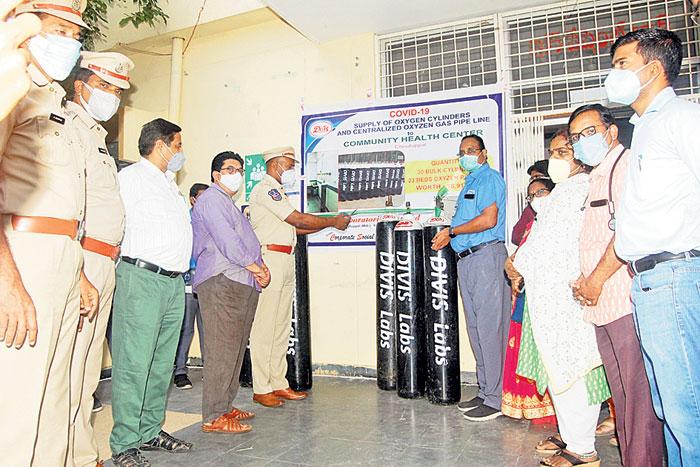 ప్రతి ఒక్కరూ టీకాలు వేసుకోవాలి