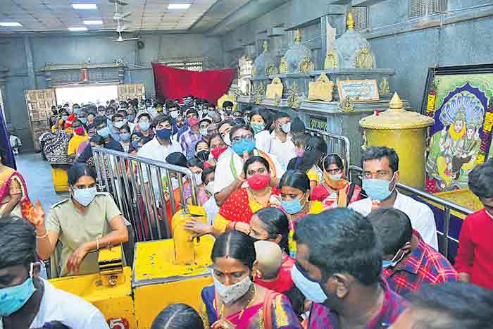 యాదాద్రిలో భక్తుల పరవశం